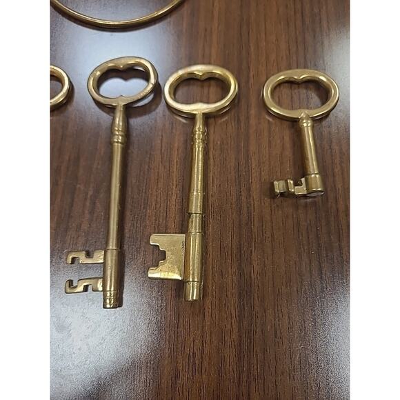 Vintage Skeleton Key Set Brass Plated Metal Ring Decorative Jail Style Rustic - Picture 4 of 7